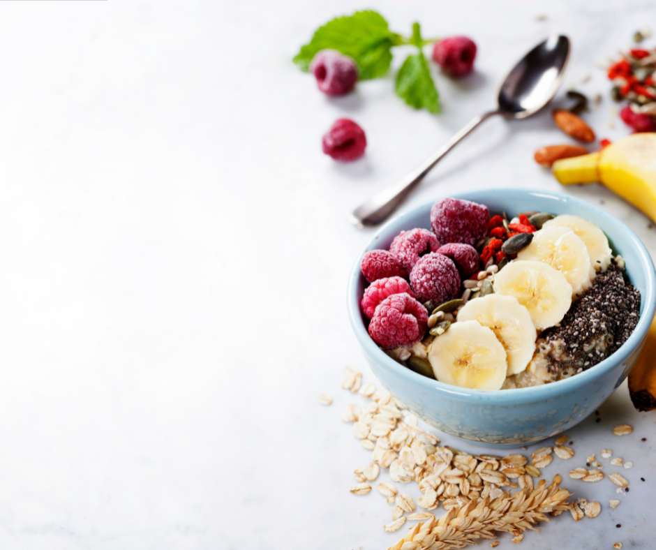 Saltare la colazione con frutta e yogurt